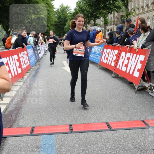 14.06.2026 - REWE Women's Run Strokosch-Dieckow http://msf.ph/oto/9776932 14.06.2026 11:05:17 Ziel 5208, 5230, 5357, 5389, 5444, 5494, 5531, 5568, 5687, 5743, 5744, 5745, 5747, 5754, 6028 meine-sportfotos.de