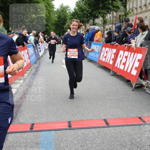 14.06.2026 - REWE Women's Run Strokosch-Dieckow http://msf.ph/oto/9776942 14.06.2026 11:05:17 Ziel 5208, 5230, 5357, 5389, 5444, 5494, 5531, 5568, 5687, 5743, 5744, 5745, 5747, 5754, 6028 meine-sportfotos.de