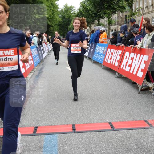 14.06.2026 - REWE Women's Run Strokosch-Dieckow http://msf.ph/oto/9776954 14.06.2026 11:05:17 Ziel 5208, 5230, 5357, 5389, 5444, 5494, 5531, 5568, 5687, 5743, 5744, 5745, 5747, 5754, 6028 meine-sportfotos.de