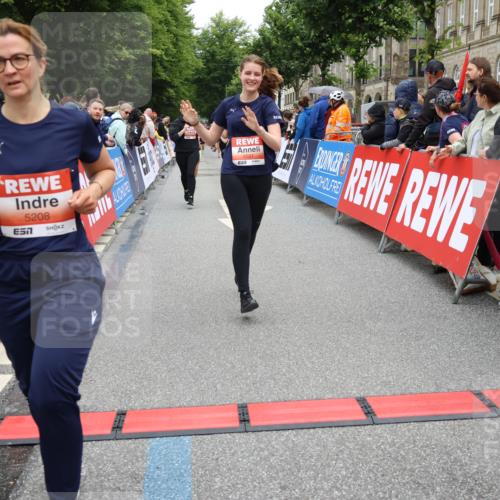 14.06.2026 - REWE Women's Run Strokosch-Dieckow http://msf.ph/oto/9776959 14.06.2026 11:05:16 Ziel 5208, 5230, 5357, 5389, 5444, 5531, 5687, 5743, 5744, 5745, 5747, 5754 meine-sportfotos.de