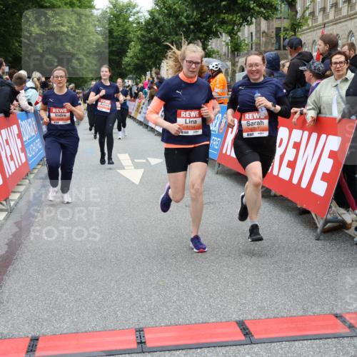 14.06.2026 - REWE Women's Run Strokosch-Dieckow http://msf.ph/oto/9776987 14.06.2026 11:05:15 Ziel 5208, 5230, 5357, 5389, 5444, 5531, 5687, 5743, 5744, 5745, 5747, 5754 meine-sportfotos.de