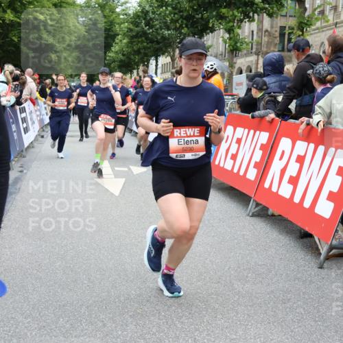 14.06.2026 - REWE Women's Run Strokosch-Dieckow http://msf.ph/oto/9777026 14.06.2026 11:05:12 Ziel 5199, 5208, 5230, 5357, 5420, 5444, 5687, 5744, 5745, 5747, 5754 meine-sportfotos.de