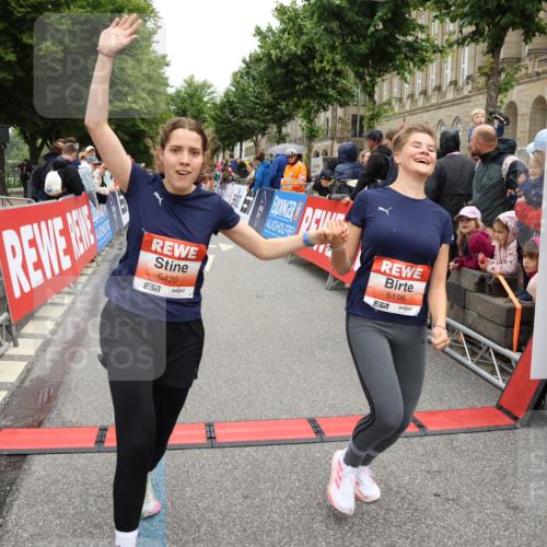 14.06.2026 - REWE Women's Run Strokosch-Dieckow http://msf.ph/oto/9777083 14.06.2026 11:05:06 Ziel 5020, 5199, 5420, 5446, 5452, 5615, 5744, 5745, 6038 meine-sportfotos.de