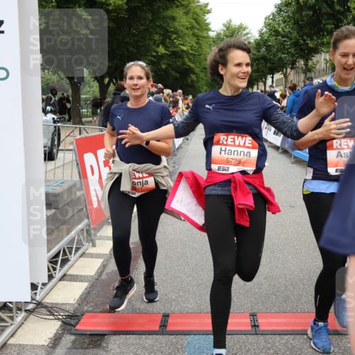 14.06.2026 - REWE Women's Run Strokosch-Dieckow http://msf.ph/oto/9777235 14.06.2026 11:04:57 Ziel 5185, 5298, 5446, 5452, 5545, 5573, 5615, 5639, 5667, 5668, 5725, 5797, 5810, 5811, 5819, 5963, 6038, 6058 meine-sportfotos.de