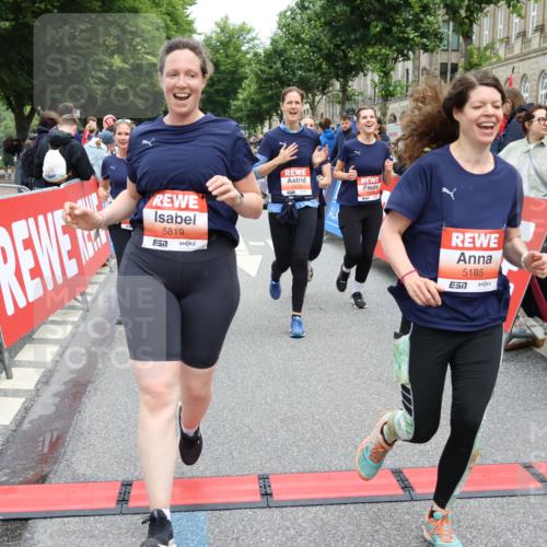 14.06.2026 - REWE Women's Run Strokosch-Dieckow http://msf.ph/oto/9777262 14.06.2026 11:04:55 Ziel 5185, 5188, 5298, 5452, 5513, 5545, 5573, 5639, 5667, 5668, 5725, 5797, 5810, 5811, 5819, 5963, 6058 meine-sportfotos.de