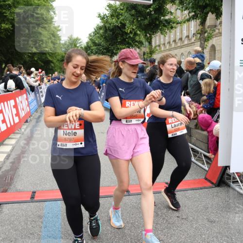 14.06.2026 - REWE Women's Run Strokosch-Dieckow http://msf.ph/oto/9777290 14.06.2026 11:04:51 Ziel 5185, 5188, 5272, 5273, 5298, 5408, 5513, 5522, 5523, 5545, 5639, 5797, 5810, 5819, 5963, 6058 meine-sportfotos.de