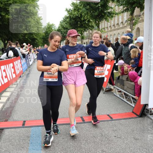 14.06.2026 - REWE Women's Run Strokosch-Dieckow http://msf.ph/oto/9777312 14.06.2026 11:04:51 Ziel 5185, 5188, 5272, 5273, 5298, 5408, 5513, 5522, 5523, 5545, 5639, 5797, 5810, 5819, 5963, 6058 meine-sportfotos.de