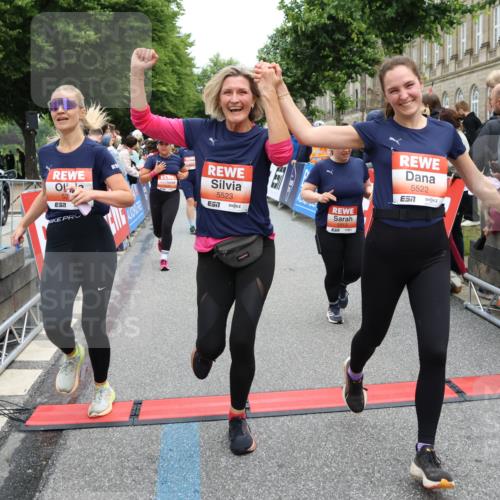 14.06.2026 - REWE Women's Run Strokosch-Dieckow http://msf.ph/oto/9777365 14.06.2026 11:04:47 Ziel 5188, 5212, 5238, 5272, 5273, 5298, 5408, 5474, 5513, 5522, 5523, 5545, 5611, 5633, 5797, 5889, 5934, 6058 meine-sportfotos.de