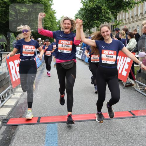 14.06.2026 - REWE Women's Run Strokosch-Dieckow http://msf.ph/oto/9777375 14.06.2026 11:04:46 Ziel 5183, 5188, 5212, 5238, 5272, 5273, 5298, 5408, 5474, 5513, 5522, 5523, 5545, 5611, 5633, 5797, 5889, 5934, 6058 meine-sportfotos.de