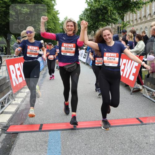 14.06.2026 - REWE Women's Run Strokosch-Dieckow http://msf.ph/oto/9777381 14.06.2026 11:04:46 Ziel 5183, 5188, 5212, 5238, 5272, 5273, 5298, 5408, 5474, 5513, 5522, 5523, 5545, 5611, 5633, 5797, 5889, 5934, 6058 meine-sportfotos.de