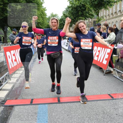 14.06.2026 - REWE Women's Run Strokosch-Dieckow http://msf.ph/oto/9777386 14.06.2026 11:04:46 Ziel 5183, 5188, 5212, 5238, 5272, 5273, 5298, 5408, 5474, 5513, 5522, 5523, 5545, 5611, 5633, 5797, 5889, 5934, 6058 meine-sportfotos.de