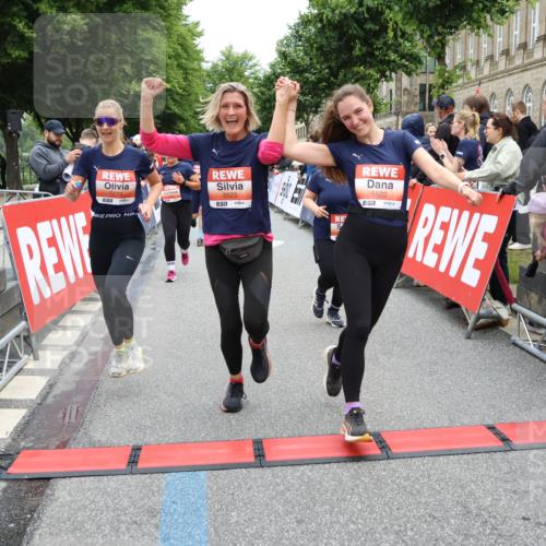 14.06.2026 - REWE Women's Run Strokosch-Dieckow http://msf.ph/oto/9777391 14.06.2026 11:04:46 Ziel 5183, 5188, 5212, 5238, 5272, 5273, 5298, 5408, 5474, 5513, 5522, 5523, 5545, 5611, 5633, 5797, 5889, 5934, 6058 meine-sportfotos.de