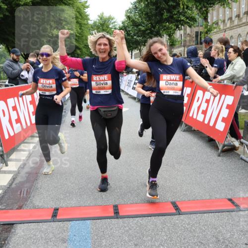 14.06.2026 - REWE Women's Run Strokosch-Dieckow http://msf.ph/oto/9777397 14.06.2026 11:04:46 Ziel 5183, 5188, 5212, 5238, 5272, 5273, 5298, 5408, 5474, 5513, 5522, 5523, 5545, 5611, 5633, 5797, 5889, 5934, 6058 meine-sportfotos.de