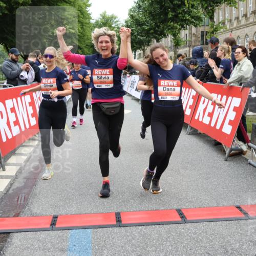14.06.2026 - REWE Women's Run Strokosch-Dieckow http://msf.ph/oto/9777402 14.06.2026 11:04:46 Ziel 5183, 5188, 5212, 5238, 5272, 5273, 5298, 5408, 5474, 5513, 5522, 5523, 5545, 5611, 5633, 5797, 5889, 5934, 6058 meine-sportfotos.de