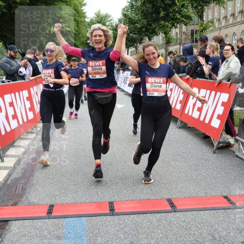 14.06.2026 - REWE Women's Run Strokosch-Dieckow http://msf.ph/oto/9777408 14.06.2026 11:04:46 Ziel 5183, 5188, 5212, 5238, 5272, 5273, 5298, 5408, 5474, 5513, 5522, 5523, 5545, 5611, 5633, 5797, 5889, 5934, 6058 meine-sportfotos.de