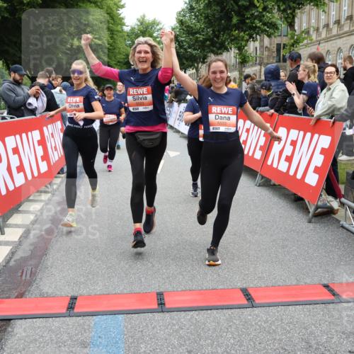 14.06.2026 - REWE Women's Run Strokosch-Dieckow http://msf.ph/oto/9777414 14.06.2026 11:04:46 Ziel 5183, 5188, 5212, 5238, 5272, 5273, 5298, 5408, 5474, 5513, 5522, 5523, 5545, 5611, 5633, 5797, 5889, 5934, 6058 meine-sportfotos.de
