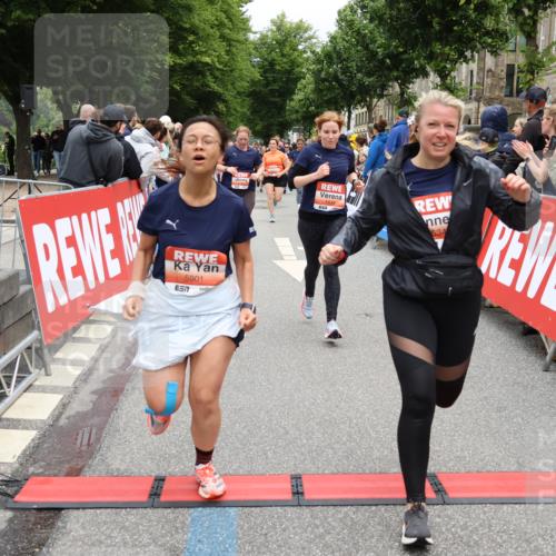 14.06.2026 - REWE Women's Run Strokosch-Dieckow http://msf.ph/oto/9777788 14.06.2026 11:04:24 Ziel 5249, 5282, 5344, 5619, 5673, 5774, 5901, 5920, 5989, 6000, 6050 meine-sportfotos.de