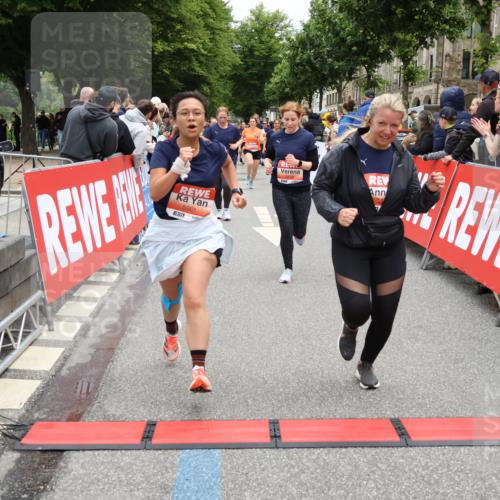 14.06.2026 - REWE Women's Run Strokosch-Dieckow http://msf.ph/oto/9777803 14.06.2026 11:04:24 Ziel 5249, 5282, 5344, 5619, 5673, 5774, 5901, 5920, 5989, 6000, 6050 meine-sportfotos.de