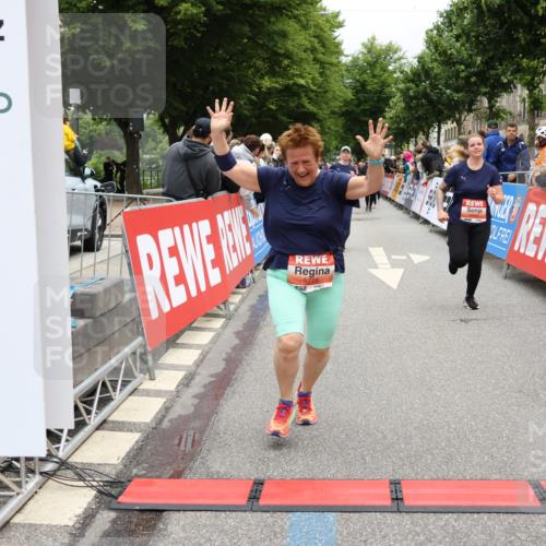 14.06.2026 - REWE Women's Run Strokosch-Dieckow http://msf.ph/oto/9777850 14.06.2026 11:04:18 Ziel 5014, 5015, 5017, 5673, 5774, 5876, 5920, 6000, 6042, 6046, 6047 meine-sportfotos.de