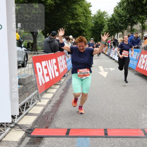 14.06.2026 - REWE Women's Run Strokosch-Dieckow http://msf.ph/oto/9777856 14.06.2026 11:04:18 Ziel 5014, 5015, 5017, 5673, 5774, 5876, 5920, 6000, 6042, 6046, 6047 meine-sportfotos.de
