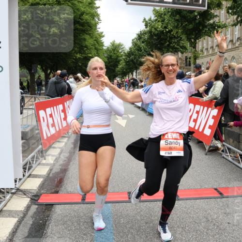 14.06.2026 - REWE Women's Run Strokosch-Dieckow http://msf.ph/oto/9777922 14.06.2026 11:04:13 Ziel 5014, 5015, 5017, 5204, 5551, 5637, 5638, 5684, 5876, 5893, 5920, 6042, 6046, 6047 meine-sportfotos.de