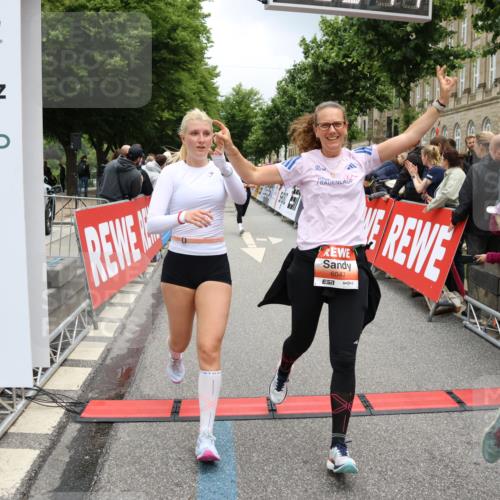 14.06.2026 - REWE Women's Run Strokosch-Dieckow http://msf.ph/oto/9777932 14.06.2026 11:04:13 Ziel 5014, 5015, 5017, 5204, 5551, 5637, 5638, 5684, 5876, 5893, 5920, 6042, 6046, 6047 meine-sportfotos.de