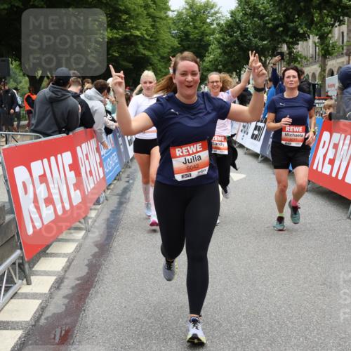 14.06.2026 - REWE Women's Run Strokosch-Dieckow http://msf.ph/oto/9777957 14.06.2026 11:04:11 Ziel 5014, 5015, 5017, 5195, 5204, 5551, 5637, 5638, 5684, 5876, 5893, 6042, 6046, 6047 meine-sportfotos.de