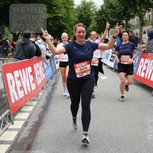 14.06.2026 - REWE Women's Run Strokosch-Dieckow http://msf.ph/oto/9777963 14.06.2026 11:04:11 Ziel 5014, 5015, 5017, 5195, 5204, 5551, 5637, 5638, 5684, 5876, 5893, 6042, 6046, 6047 meine-sportfotos.de