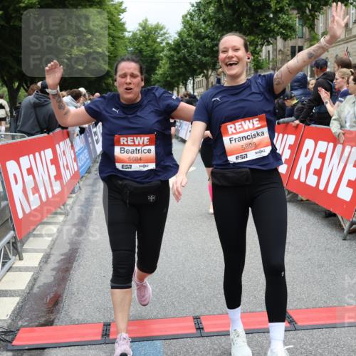 14.06.2026 - REWE Women's Run Strokosch-Dieckow http://msf.ph/oto/9777967 14.06.2026 11:04:08 Ziel 5017, 5195, 5204, 5551, 5637, 5638, 5684, 5876, 5893, 6042, 6047 meine-sportfotos.de