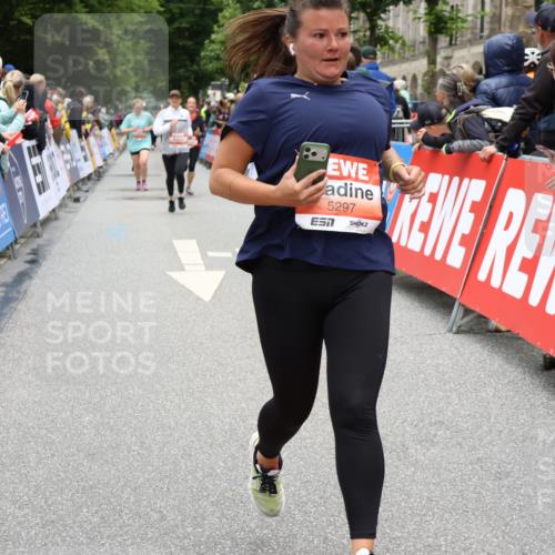 14.06.2026 - REWE Women's Run Strokosch-Dieckow http://msf.ph/oto/9778251 14.06.2026 11:03:47 Ziel 5137, 5297, 5454, 5823 meine-sportfotos.de