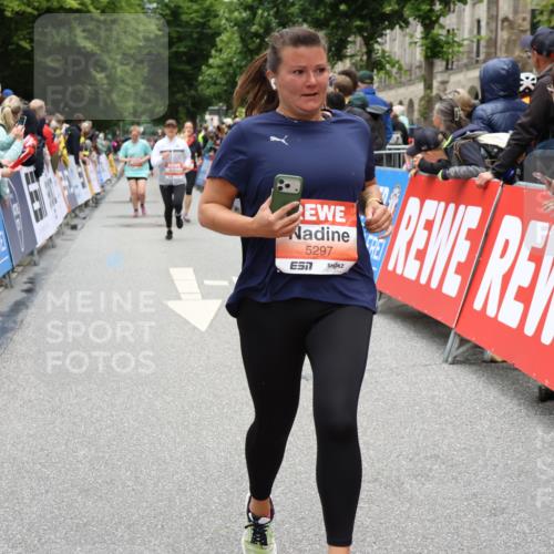 14.06.2026 - REWE Women's Run Strokosch-Dieckow http://msf.ph/oto/9778256 14.06.2026 11:03:47 Ziel 5137, 5297, 5454, 5823 meine-sportfotos.de
