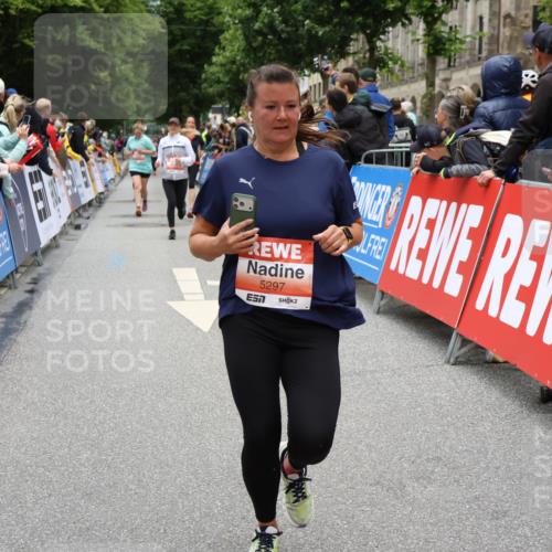 14.06.2026 - REWE Women's Run Strokosch-Dieckow http://msf.ph/oto/9778268 14.06.2026 11:03:47 Ziel 5137, 5297, 5454, 5823 meine-sportfotos.de