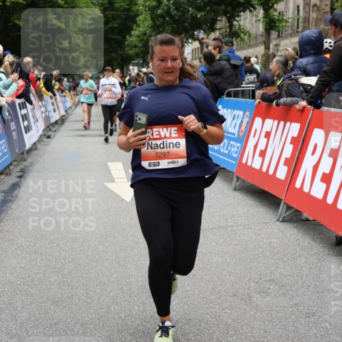 14.06.2026 - REWE Women's Run Strokosch-Dieckow http://msf.ph/oto/9778273 14.06.2026 11:03:47 Ziel 5137, 5297, 5454, 5823 meine-sportfotos.de