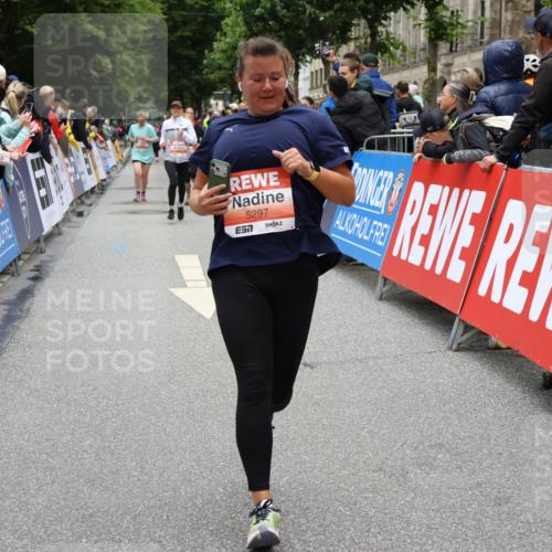 14.06.2026 - REWE Women's Run Strokosch-Dieckow http://msf.ph/oto/9778279 14.06.2026 11:03:47 Ziel 5137, 5297, 5454, 5823 meine-sportfotos.de