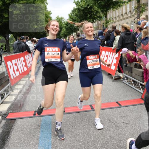 14.06.2026 - REWE Women's Run Strokosch-Dieckow http://msf.ph/oto/9778382 14.06.2026 11:03:37 Ziel 5137, 5167, 5356, 5566, 5623, 5835, 5885, 5914, 6009 meine-sportfotos.de