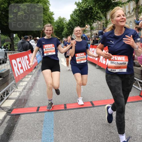 14.06.2026 - REWE Women's Run Strokosch-Dieckow http://msf.ph/oto/9778411 14.06.2026 11:03:37 Ziel 5137, 5167, 5356, 5566, 5623, 5835, 5885, 5914, 6009 meine-sportfotos.de