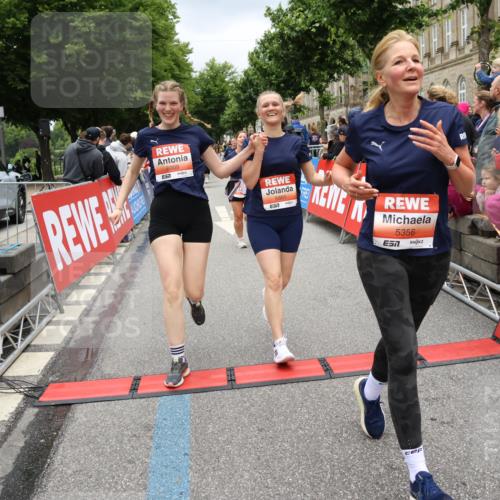 14.06.2026 - REWE Women's Run Strokosch-Dieckow http://msf.ph/oto/9778416 14.06.2026 11:03:37 Ziel 5137, 5167, 5356, 5566, 5623, 5835, 5885, 5914, 6009 meine-sportfotos.de