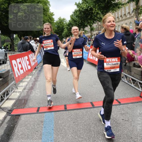14.06.2026 - REWE Women's Run Strokosch-Dieckow http://msf.ph/oto/9778422 14.06.2026 11:03:37 Ziel 5137, 5167, 5356, 5566, 5623, 5835, 5885, 5914, 6009 meine-sportfotos.de