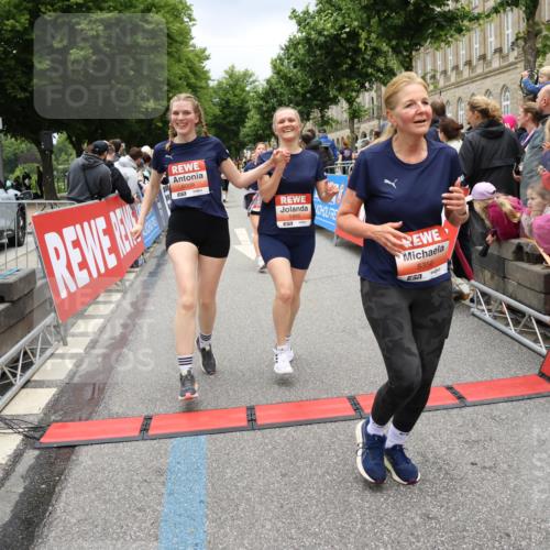 14.06.2026 - REWE Women's Run Strokosch-Dieckow http://msf.ph/oto/9778428 14.06.2026 11:03:37 Ziel 5137, 5167, 5356, 5566, 5623, 5835, 5885, 5914, 6009 meine-sportfotos.de