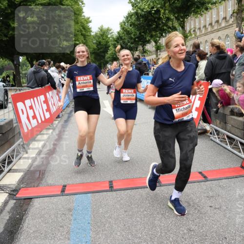 14.06.2026 - REWE Women's Run Strokosch-Dieckow http://msf.ph/oto/9778433 14.06.2026 11:03:37 Ziel 5137, 5167, 5356, 5566, 5623, 5835, 5885, 5914, 6009 meine-sportfotos.de