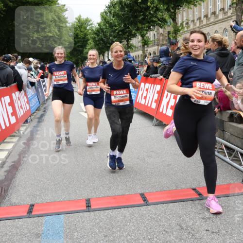 14.06.2026 - REWE Women's Run Strokosch-Dieckow http://msf.ph/oto/9778446 14.06.2026 11:03:36 Ziel 5167, 5356, 5566, 5623, 5835, 5885, 5914, 6009 meine-sportfotos.de