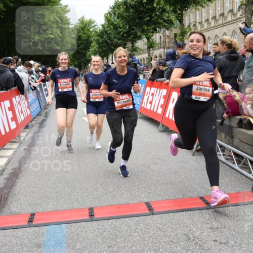 14.06.2026 - REWE Women's Run Strokosch-Dieckow http://msf.ph/oto/9778451 14.06.2026 11:03:36 Ziel 5167, 5356, 5566, 5623, 5835, 5885, 5914, 6009 meine-sportfotos.de
