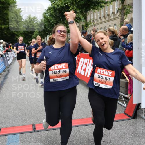 14.06.2026 - REWE Women's Run Strokosch-Dieckow http://msf.ph/oto/9778462 14.06.2026 11:03:35 Ziel 5167, 5356, 5566, 5623, 5835, 5866, 5885, 5914, 5988, 6009 meine-sportfotos.de