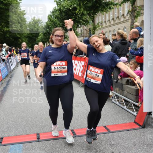 14.06.2026 - REWE Women's Run Strokosch-Dieckow http://msf.ph/oto/9778477 14.06.2026 11:03:35 Ziel 5167, 5356, 5566, 5623, 5835, 5866, 5885, 5914, 5988, 6009 meine-sportfotos.de