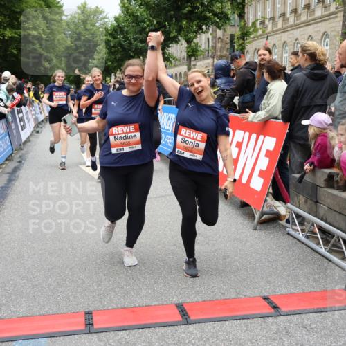 14.06.2026 - REWE Women's Run Strokosch-Dieckow http://msf.ph/oto/9778514 14.06.2026 11:03:35 Ziel 5167, 5356, 5566, 5623, 5835, 5866, 5885, 5914, 5988, 6009 meine-sportfotos.de