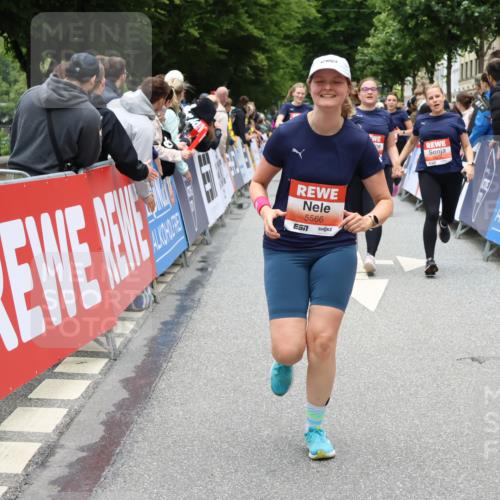 14.06.2026 - REWE Women's Run Strokosch-Dieckow http://msf.ph/oto/9778539 14.06.2026 11:03:32 Ziel 5292, 5293, 5345, 5356, 5367, 5566, 5623, 5835, 5866, 5914, 5988 meine-sportfotos.de