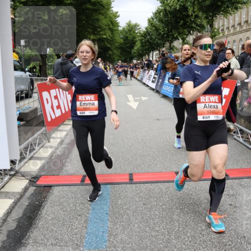 14.06.2026 - REWE Women's Run Strokosch-Dieckow http://msf.ph/oto/9778563 14.06.2026 11:03:27 Ziel 5292, 5293, 5345, 5367, 5449, 5460, 5736, 5783, 5784, 5813, 5866, 5957, 5983, 5988 meine-sportfotos.de