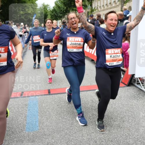 14.06.2026 - REWE Women's Run Strokosch-Dieckow http://msf.ph/oto/9778769 14.06.2026 11:03:18 Ziel 5038, 5039, 5058, 5285, 5331, 5358, 5449, 5525, 5557, 5578, 5657, 5736, 5742, 5750, 5751, 5783, 5784, 5795, 5798, 5813, 5867, 5890, 5891, 5957, 5983 meine-sportfotos.de