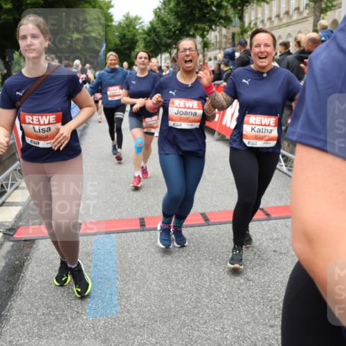14.06.2026 - REWE Women's Run Strokosch-Dieckow http://msf.ph/oto/9778783 14.06.2026 11:03:18 Ziel 5038, 5039, 5058, 5285, 5331, 5358, 5449, 5525, 5557, 5578, 5657, 5736, 5742, 5750, 5751, 5783, 5784, 5795, 5798, 5813, 5867, 5890, 5891, 5957, 5983 meine-sportfotos.de