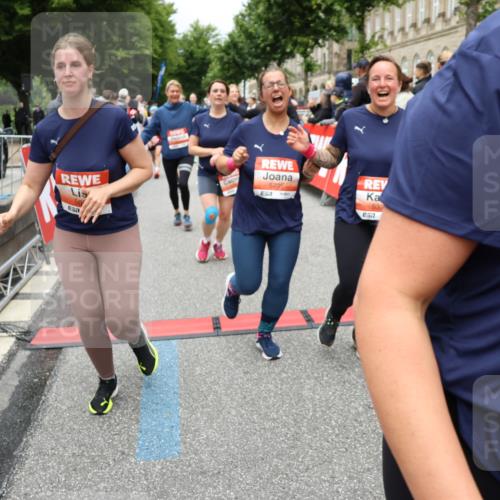 14.06.2026 - REWE Women's Run Strokosch-Dieckow http://msf.ph/oto/9778787 14.06.2026 11:03:18 Ziel 5038, 5039, 5058, 5285, 5331, 5358, 5449, 5525, 5557, 5578, 5657, 5736, 5742, 5750, 5751, 5783, 5784, 5795, 5798, 5813, 5867, 5890, 5891, 5957, 5983 meine-sportfotos.de
